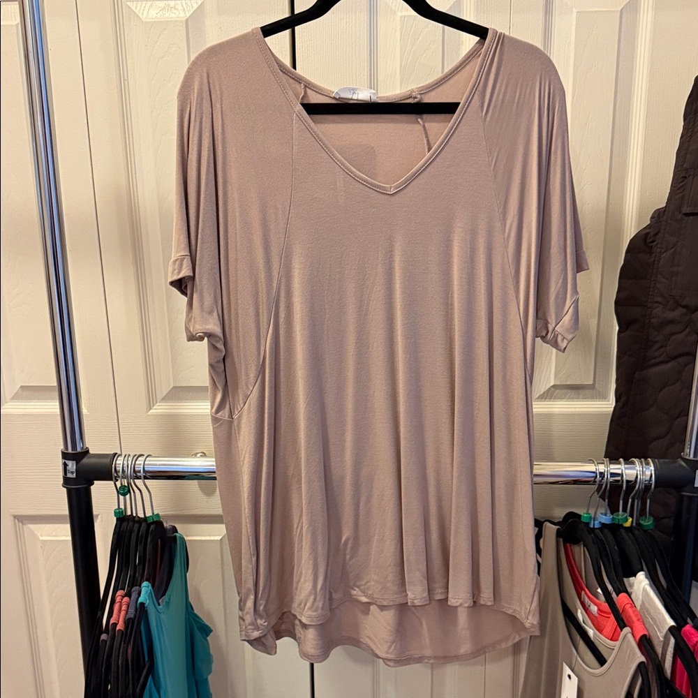 Amelia James Relaxed V-Neck Short Sleeve Top in Taupe